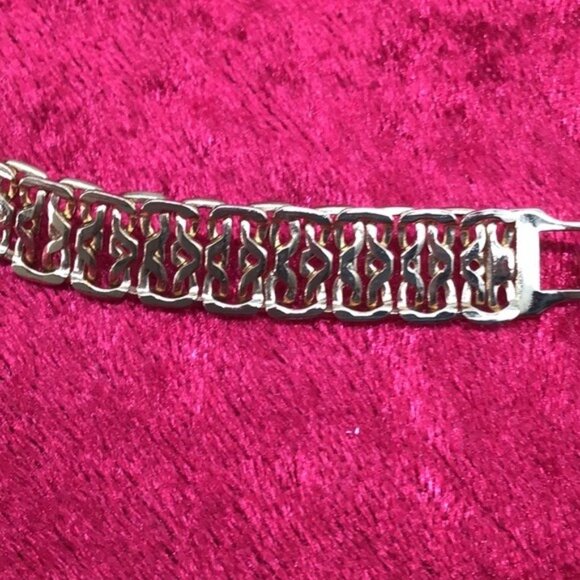 Vintage Napier Gold-Tone Link Bracelet With Ornate Design & Fold-Over Clasp - Picture 2 of 5